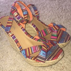 MIA brand aztec prints wedges 💜